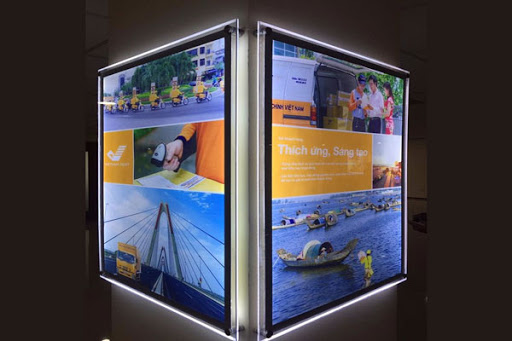 Hộp đèn lightbox sáng viền treo cột