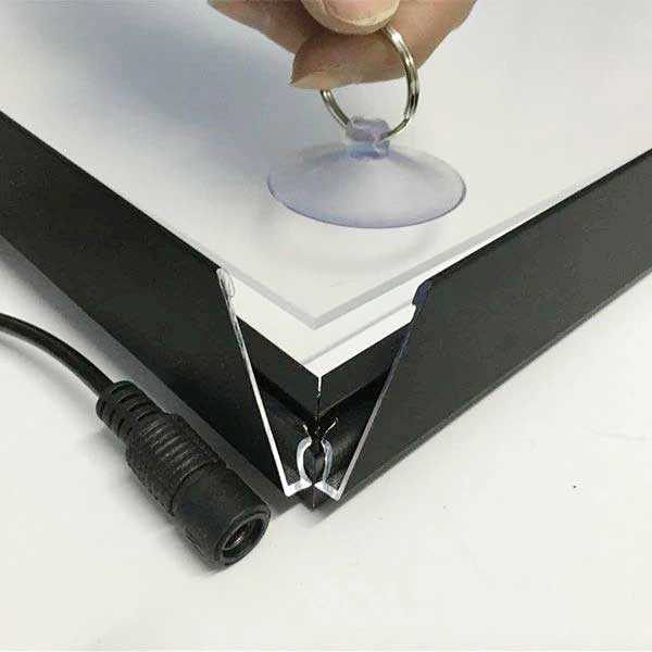 Lớp nhôm cấu tạo bên ngoài Hộp đèn lightbox nắp bật